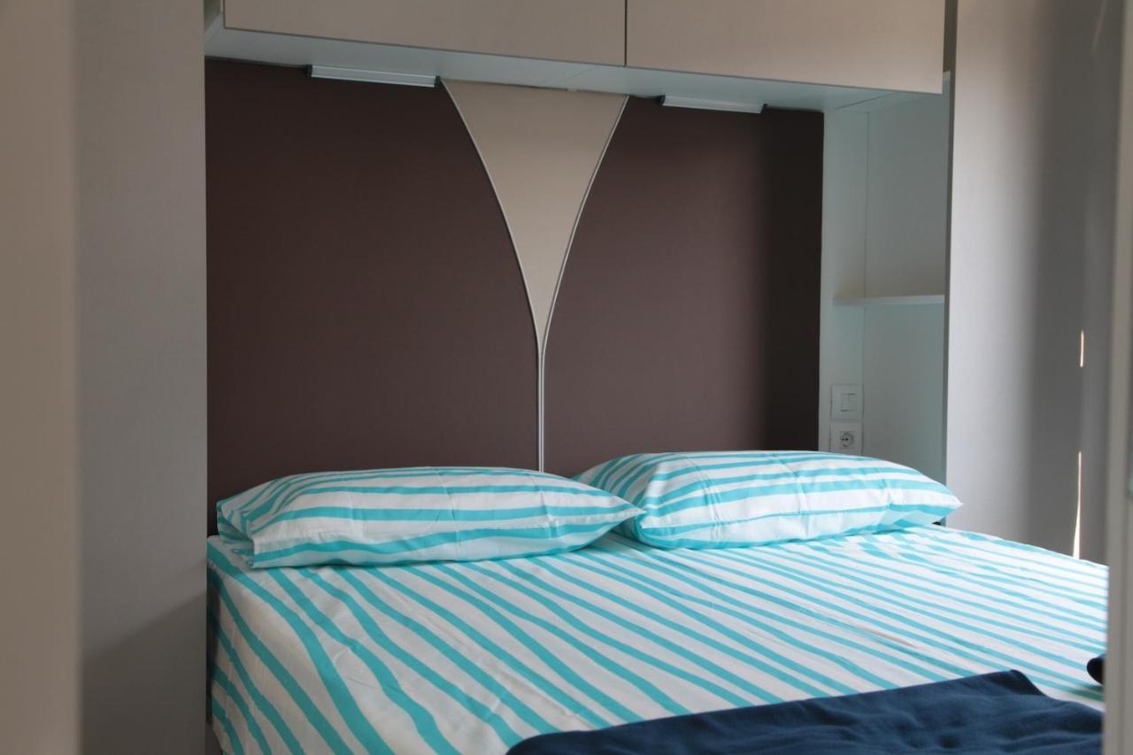 Campeggio Europa Silvella ซานเฟลีเช เดล เบนาโก ภายนอก รูปภาพ A bed with two pillows