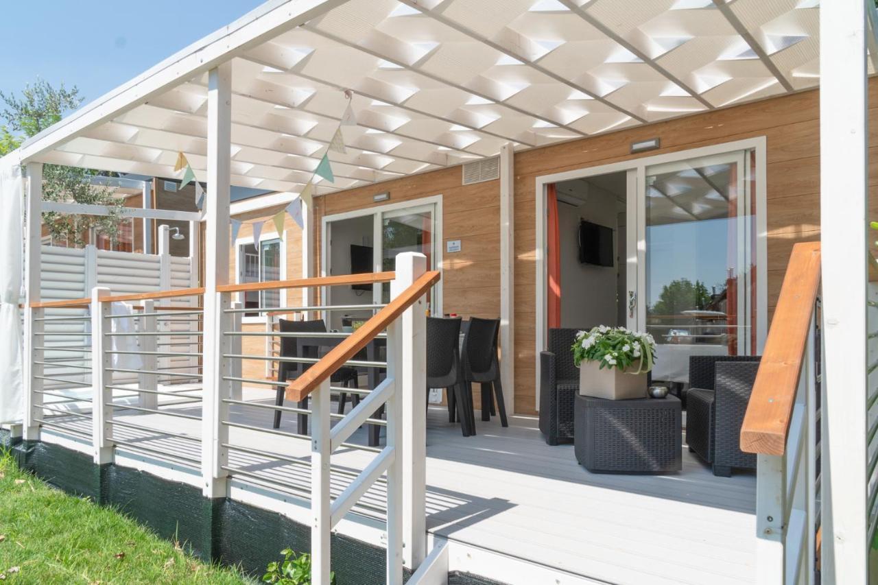 Campeggio Europa Silvella ซานเฟลีเช เดล เบนาโก ภายนอก รูปภาพ A modern pergola
