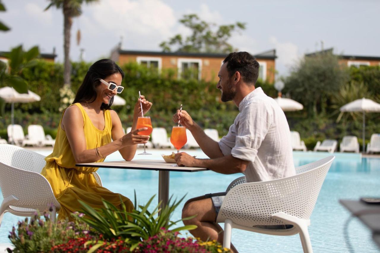 Campeggio Europa Silvella ซานเฟลีเช เดล เบนาโก ภายนอก รูปภาพ A couple drinking Aperol Spritz