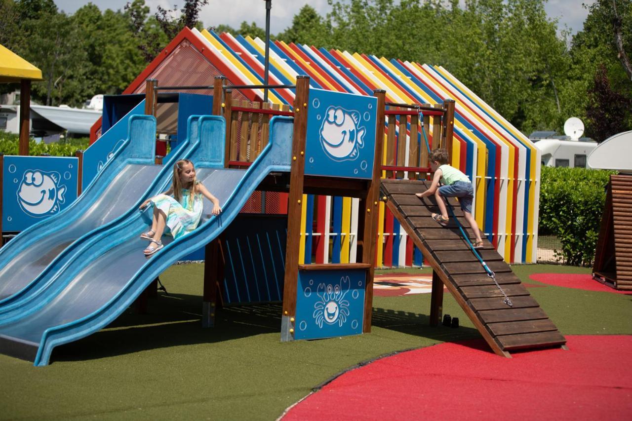 Campeggio Europa Silvella ซานเฟลีเช เดล เบนาโก ภายนอก รูปภาพ Playground at the campsite