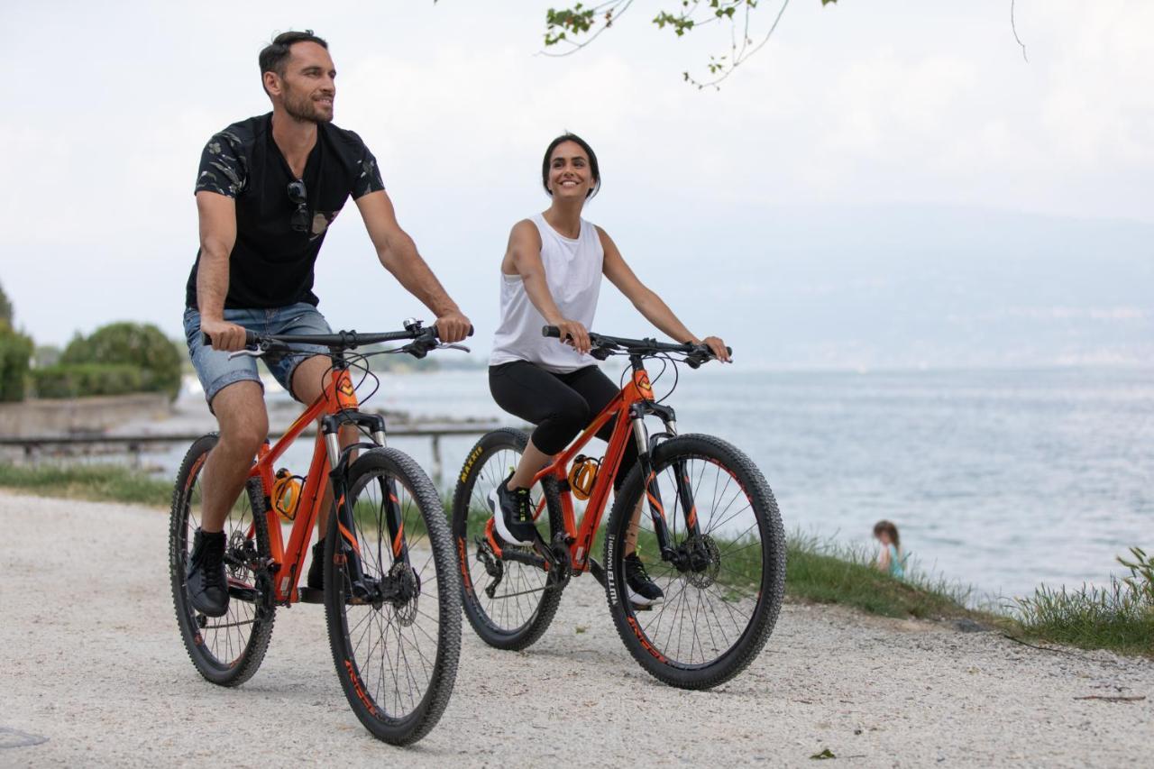 Campeggio Europa Silvella ซานเฟลีเช เดล เบนาโก ภายนอก รูปภาพ A couple riding bicycles