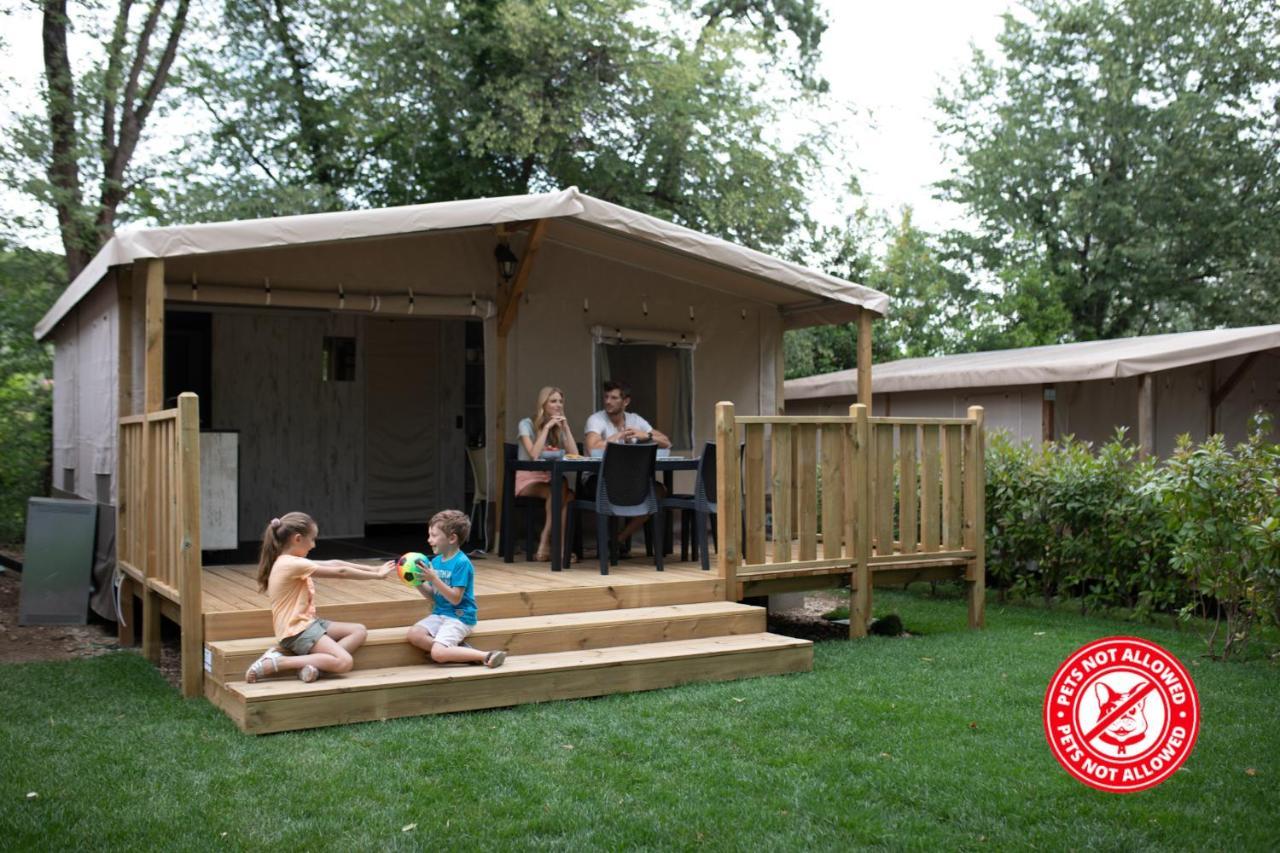 Campeggio Europa Silvella ซานเฟลีเช เดล เบนาโก ภายนอก รูปภาพ A mobile home in a campsite