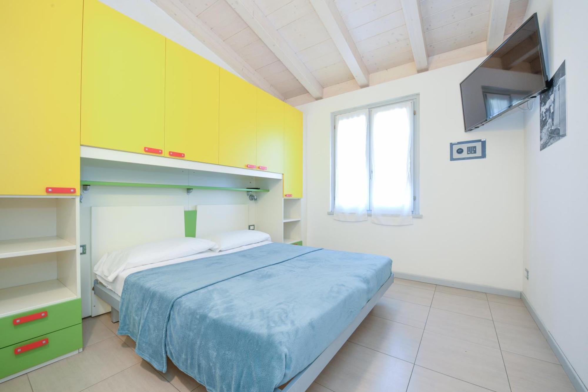 Campeggio Europa Silvella ซานเฟลีเช เดล เบนาโก ภายนอก รูปภาพ A bedroom at the hostel