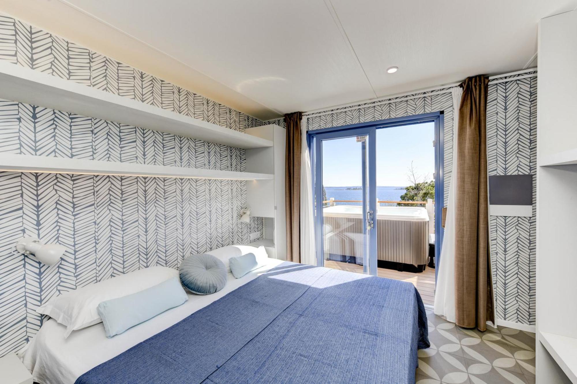 Campeggio Europa Silvella ซานเฟลีเช เดล เบนาโก ภายนอก รูปภาพ A bedroom in a typical hotel