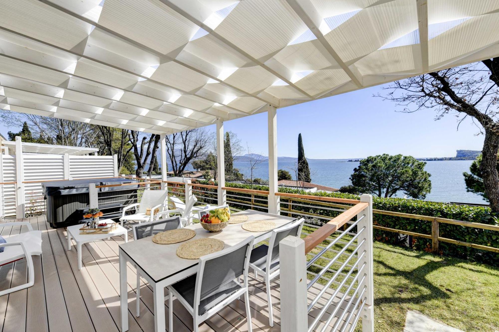 Campeggio Europa Silvella ซานเฟลีเช เดล เบนาโก ภายนอก รูปภาพ Pergola with retractable roof